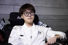 九游包含Rookie重返赛场,出色防守首场状态出色,雄鹿观众沸腾!赛场气氛高涨的词条