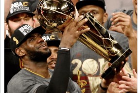 九游官网包含败北引发热议!,詹姆斯在独行侠比赛中刷新纪录观众掌声雷动的词条