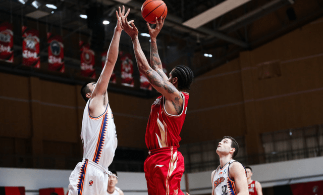 今夜社区盾焦点战，上海久事绝杀压哨，质疑声仍在，赛程密集仍需轮换的简单介绍