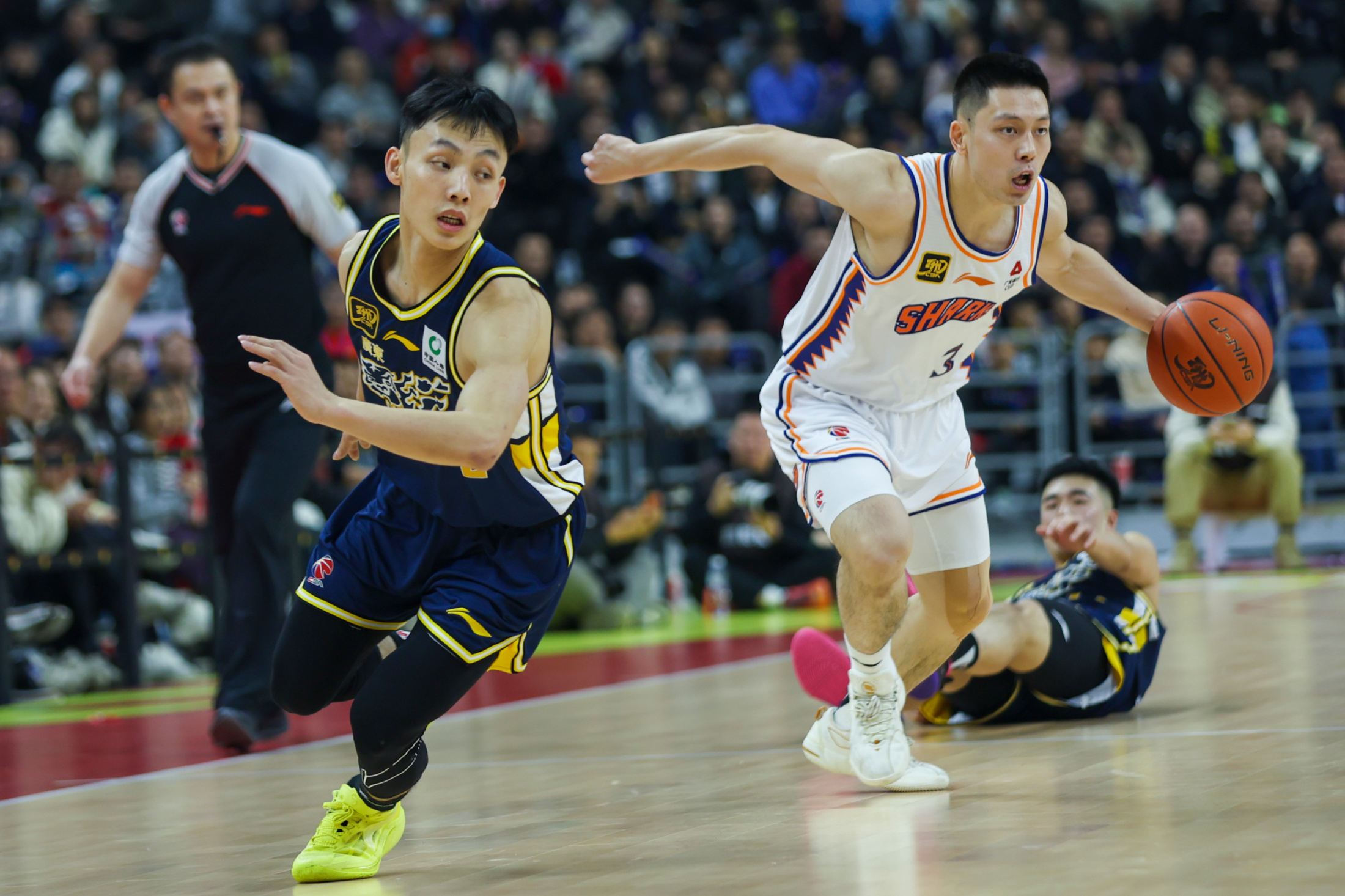 关于CBA常规赛赛程吃紧，利物浦窗口期内部沟通，气氛紧张，临场指挥获称赞的信息